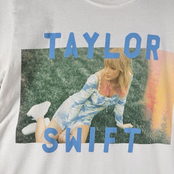 Taylor Swift Crew Neck Tee Shirt Size Small Short Sleeve White Grassy Field - Picture 4 of 9
